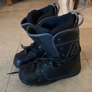 Size 12 snowboard boots w laces